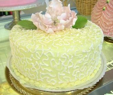 Tasty Pastry Custom Cakes: One-tier custom bridal cake with light green icing and white icing decor