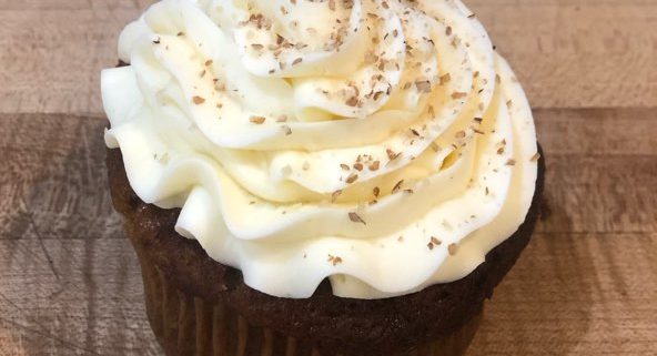 hummingbird cupcake (banana and pineapple spice cake with cream cheese icing)